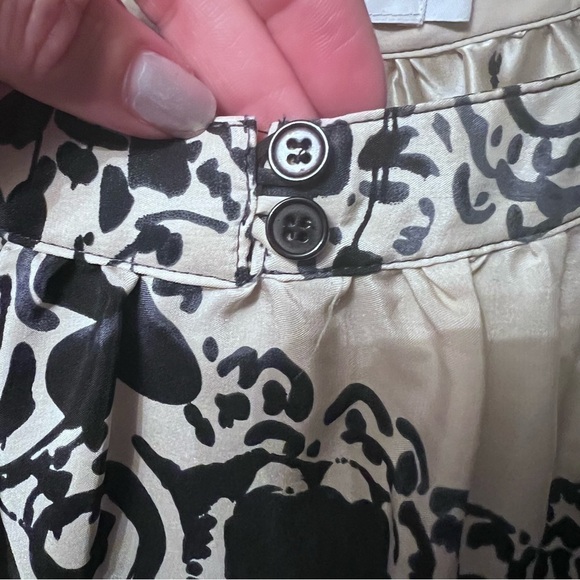 For Joseph blouse Size: M Color: Black/ white print 100% silk like New - Picture 4 of 7